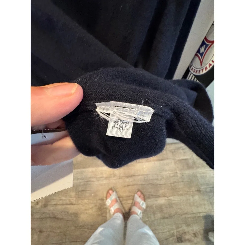 Vince Mens Navy Blue V-Neck Knit Sweater Size M‎